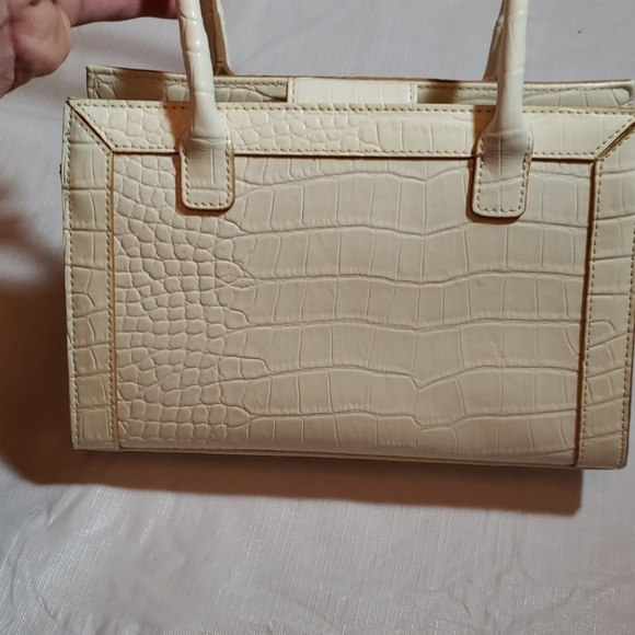 Liz Claiborne cream handbag - Picture 4 of 6
